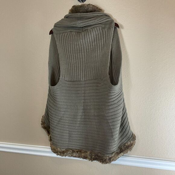 Cable Knit Sweater Vest Cardigan Sz OS With Faux Fur Trim Olive Green Cozy Top - Picture 7 of 11